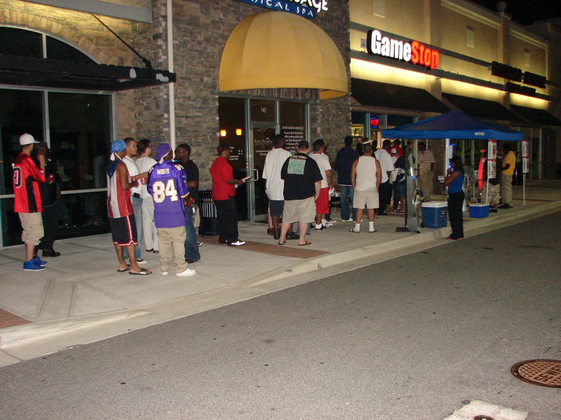 Illustration for article titled Madden 09 Launch - GameStop Goes The Extra Yard